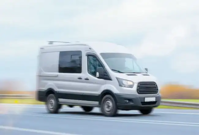 Silberner Transporter mit Motorschaden bei der Begutachtung